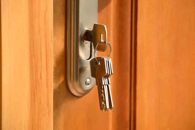 Clé en métal insérée dans une serrure de la porte en bois