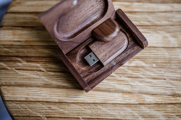 Clé USB en bois dans une boîte en bois massif Produit fait à la main pour la gravure au laser