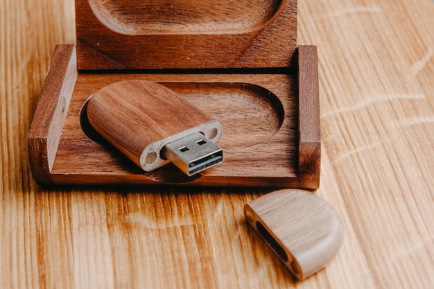 Clé USB en bois dans une boîte en bois massif Produit fait à la main pour la gravure au laser