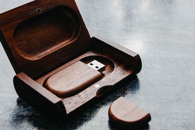 Clé USB en bois dans une boîte en bois massif Produit fait à la main pour la gravure au laser
