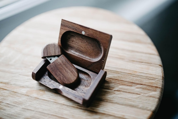 Clé USB en bois dans une boîte en bois massif