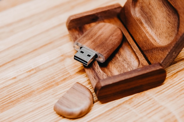 Clé USB en bois dans une boîte de travail manuel en bois massif