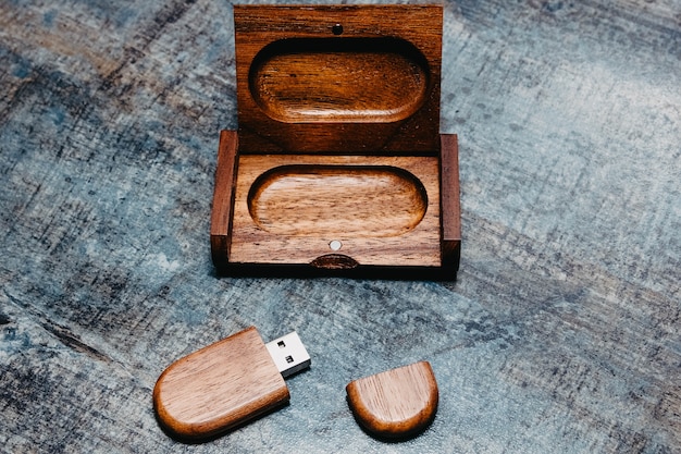 Clé USB en bois dans une boîte de travail manuel en bois massif