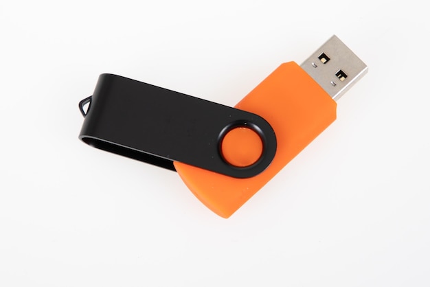 Clé USB orange noir sur fond blanc