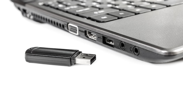 Clé USB avec ordinateur portable sur fond blanc