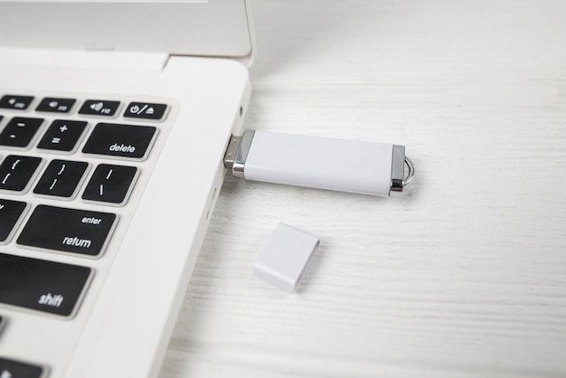 La clé USB se connecte à un ordinateur portable sur un fond blanc