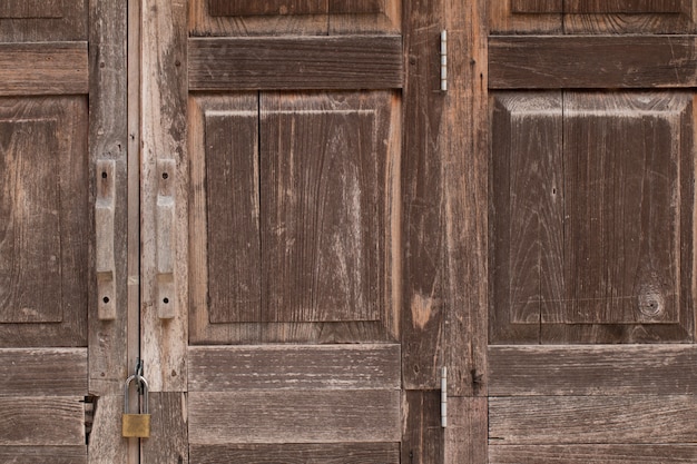 Une clé verrouillée sur une porte en bois, porte verrouillée