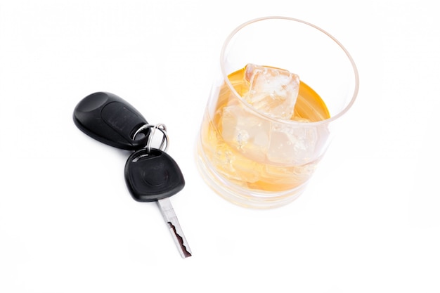 Clé de voiture à côté d&#39;un whisky