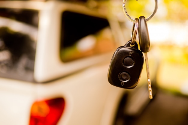 clé de voiture avec fond de voiture flou, ne pas boire et conduire