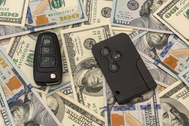 Clé de voiture avec télécommande et argent américain. vendre