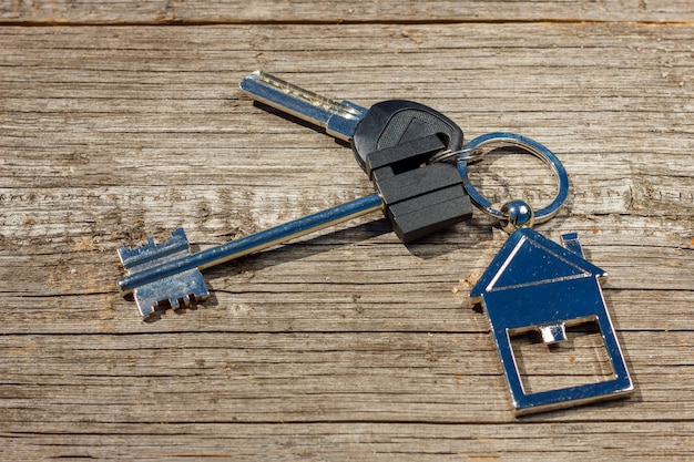 Photo les clefs de la maison reposent sur une table en bois