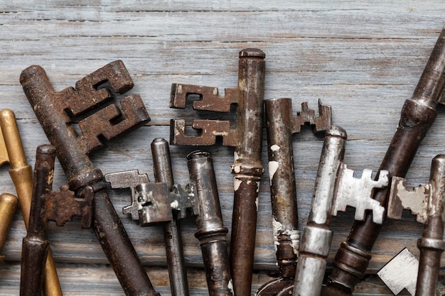 Clés à l'ancienne vintage sur un concept de sécurité de fond en bois rustique