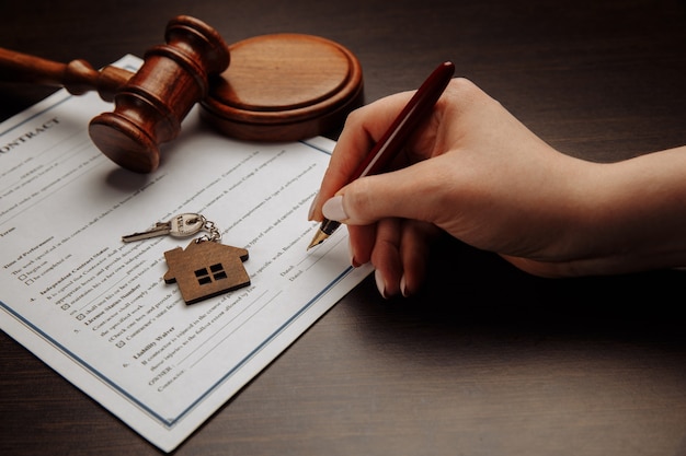 Clés de la maison et argent sur un contrat de vente de maison signé. Concentrez-vous sur les clés.