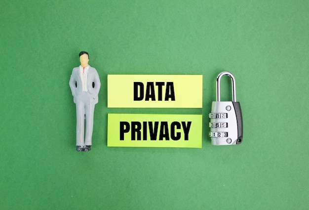 clés de personnes miniatures et papier de couleur avec le mot Data Privacy Online Security Protection