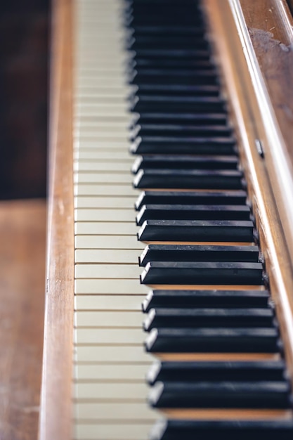 Clés de piano sur un instrument de musique brun en bois