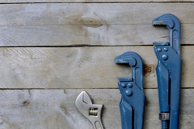 Clés de plomberie Flatlay sur un fond en bois. copyspace