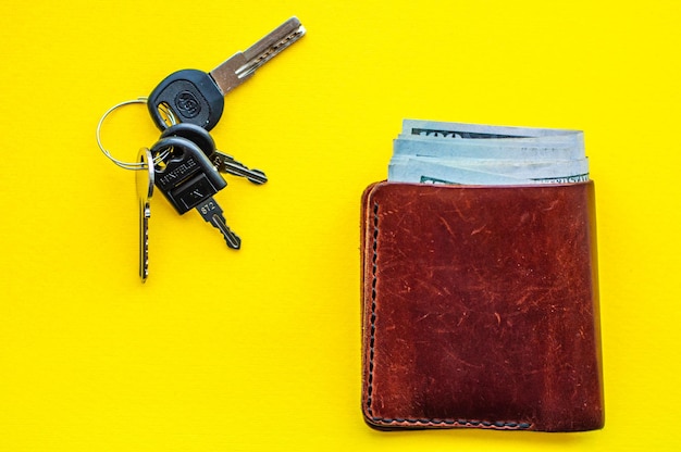 Photo clés et portefeuille avec de l'argent sur table, maison