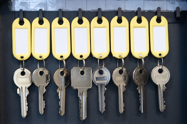 Clés suspendues dans une armoire métallique pour la gestion et la conservation des clés du bureau de sécurité ou du ménage