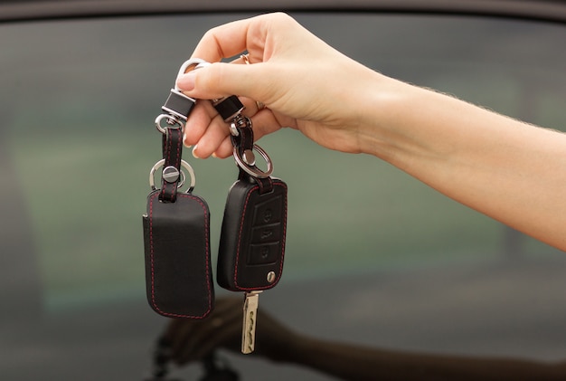 Photo clés de voiture dans une main féminine, gros plan