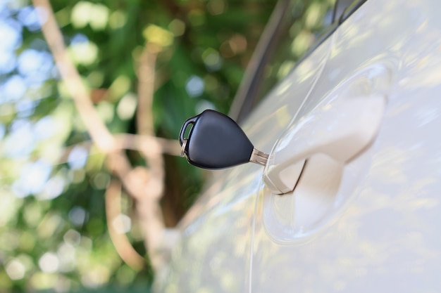 Clés de voiture laissées dans la porte de la voiture