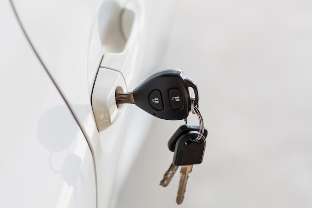 Les clés de la voiture laissées dans la porte de la voiture.