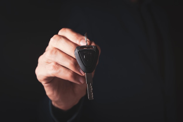 Clés de voiture Vendeur main donnant des clés