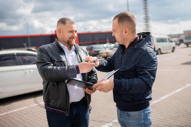 Le client achète une voiture et signe un contratxASuccessful Car salepurchase transaction