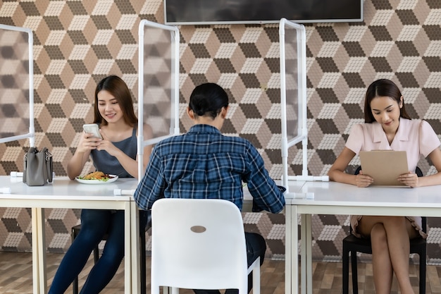 Client asiatique distanciation sociale au restaurant.