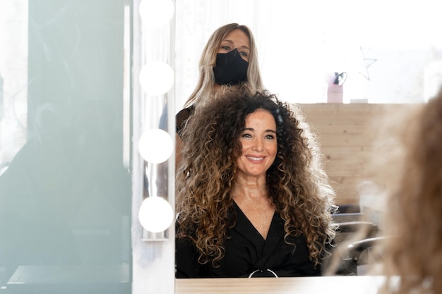 Client et coiffeur devant un miroir dans un salon