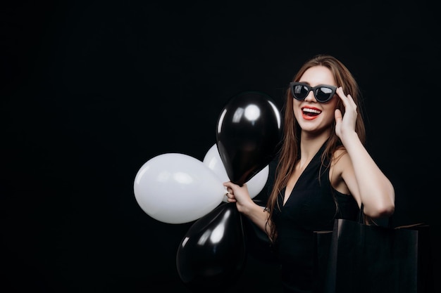 Client féminin chic avec des ballons noirs et blancs