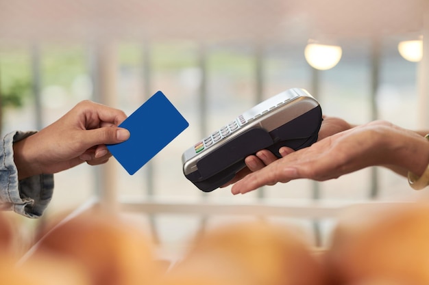 Client glissant une carte de crédit