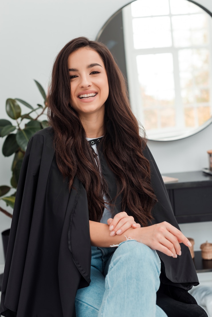 Photo client heureux assis sur une chaise et souriant