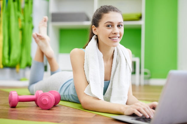 Client heureux dans le club de santé