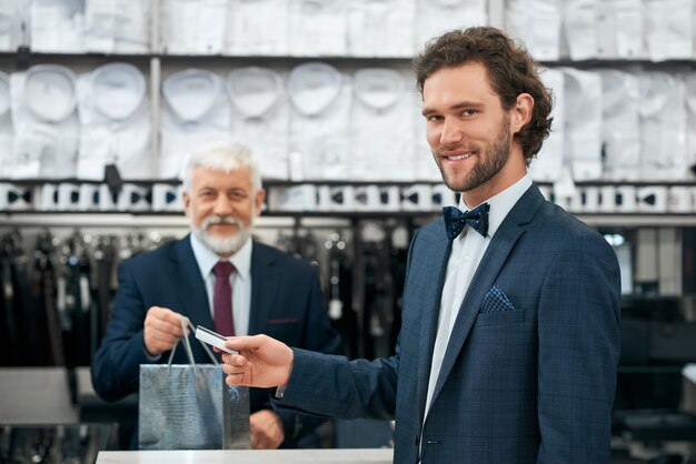 Client heureux effectuant l'achat et calculé par carte.