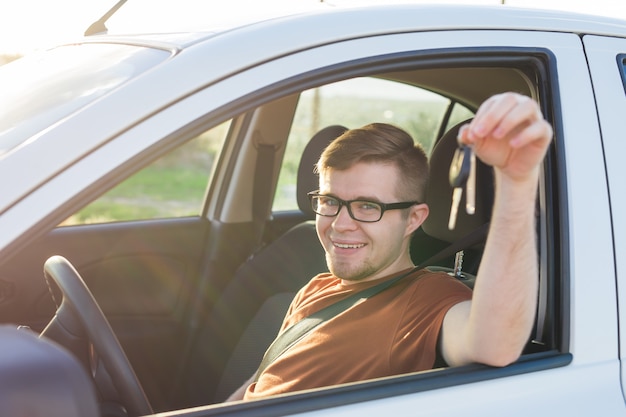 Un client heureux vient d'acheter une voiture chez un concessionnaire automobile.