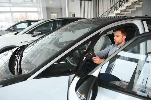 Client homme adulte client homme acheteur client choisit une voiture veut acheter une nouvelle voiture