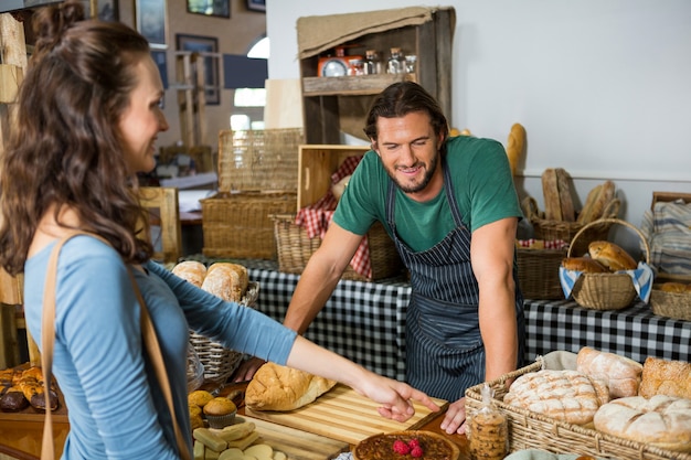 Le client interagit avec le personnel au comptoir