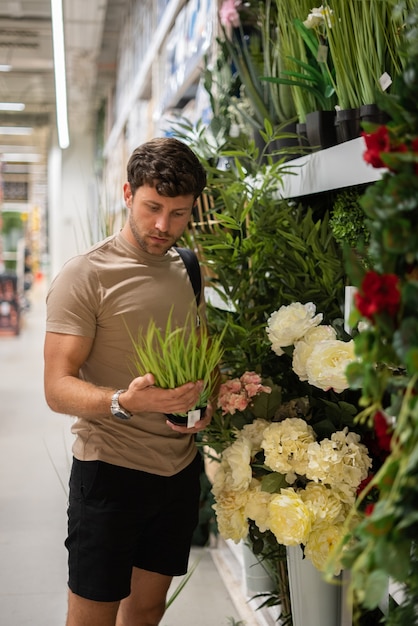 Client masculin achetant des usines en magasin