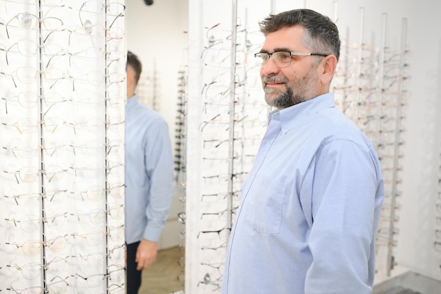 Client masculin senior pour choisir des lunettes