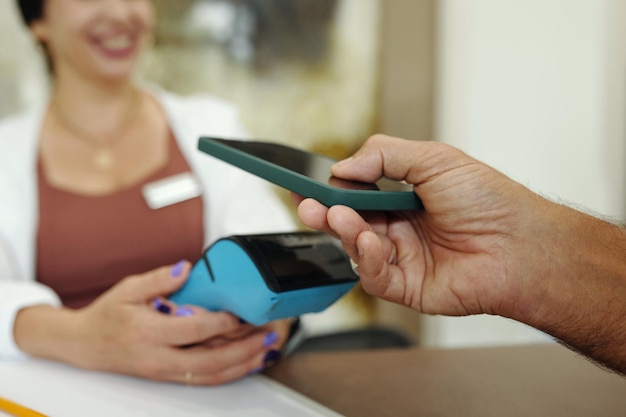 Client payant avec son téléphone portable pour le gymnase sportif
