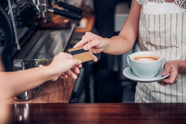 client, payer, café, boisson, à, carte de crédit, à, barista, gros plan, main, payé, pour, aller, café