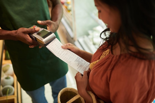 Client prenant le reçu de paiement