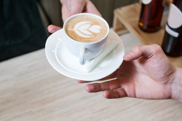 Le client de recette de menu de café a servi le cappuccino