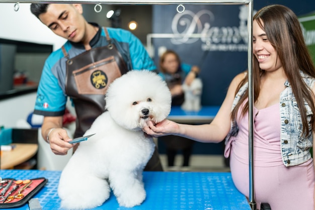 Client satisfait regardant son chien dans un salon de chien