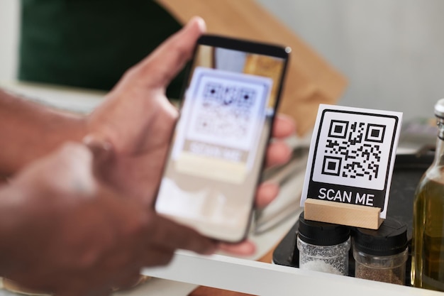 Client scannant le code QR sur le comptoir