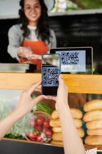 Photo client scannant le code qr