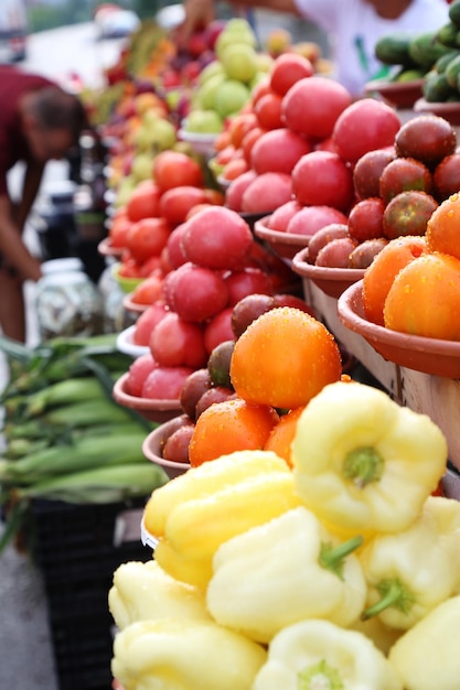 Le client sélectionne des produits du marché local Vente de fruits et légumes sur le marché agricole local Produits bio écologiques Achat de produits biologiques Épicerie saine Focus sélectionné
