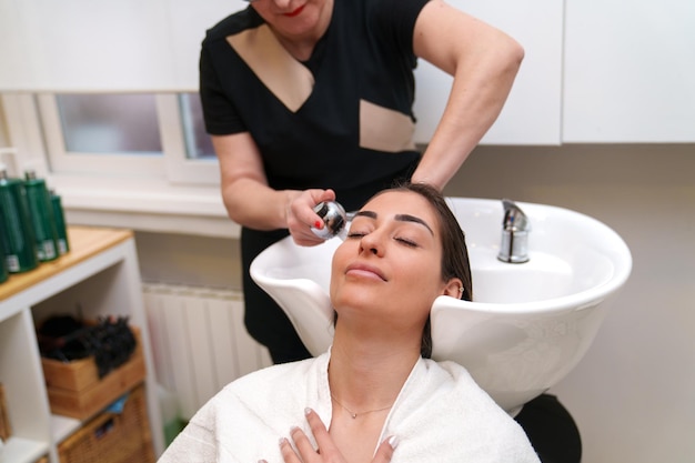 Un client serein bénéficie d'un lavage du cuir chevelu avant la thérapie par cellules souches.