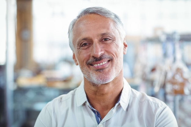 Client souriant en regardant la caméra