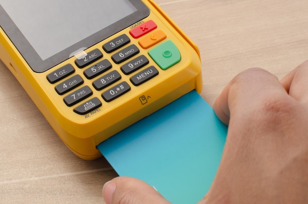 Client utilisant une carte de crédit pour le paiement sans numéraire du propriétaire et le concept de paiement par carte de crédit Crédit bleu
